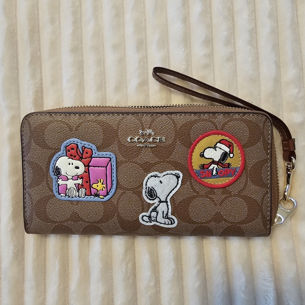 COACH X PEANUTS CF 218 WALLET IN SIGNATURE CANVAS WITH SNOOPY CHRISTMAS PATCHES